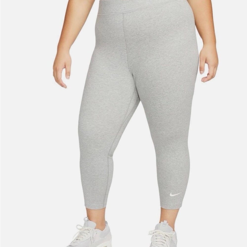Nike• 7/8 length tight fit mid-rise leggings